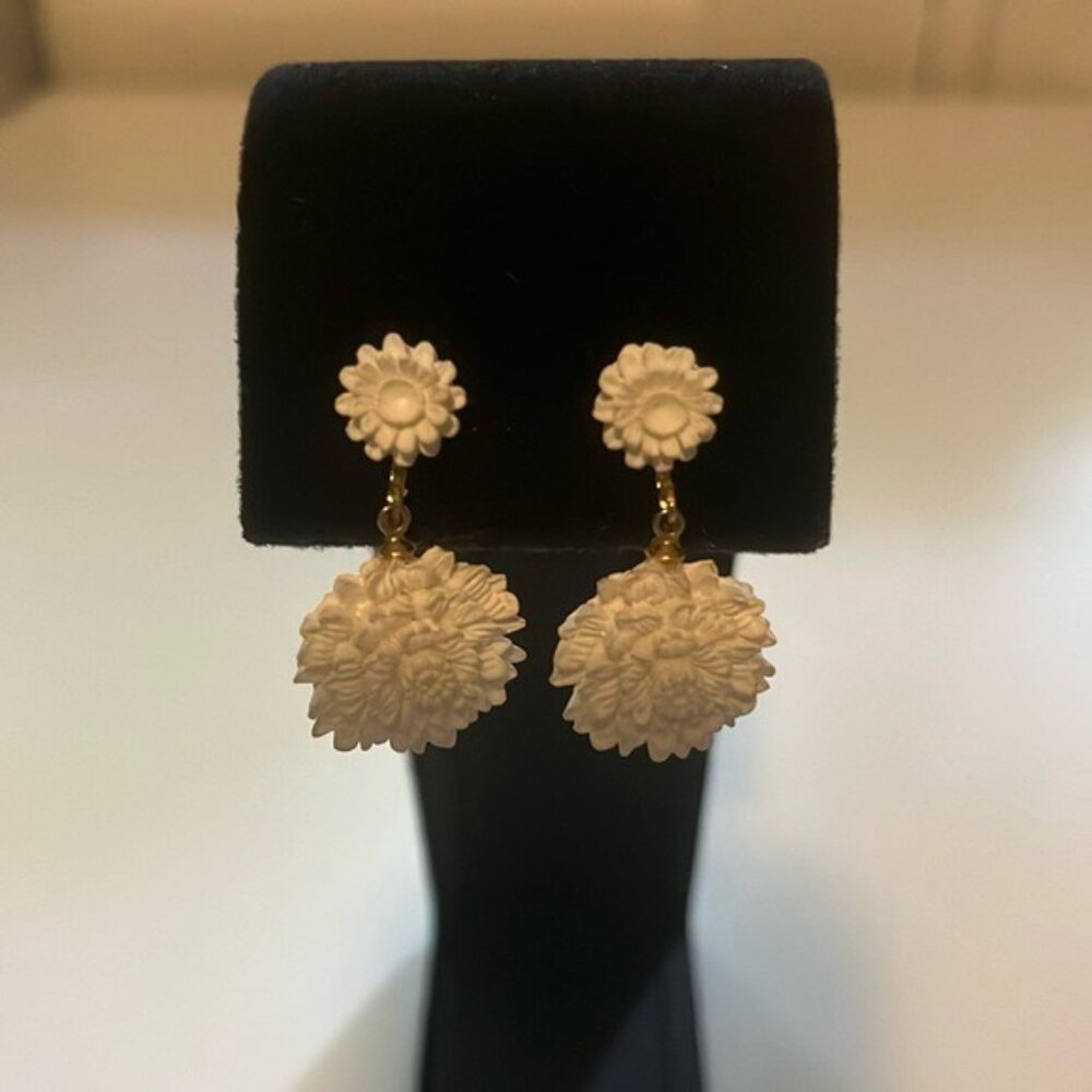 🌼💛 Vintage Gold-Tone Clip-On Floral Drop Earrings | Ivory Flower Design | 1.5”